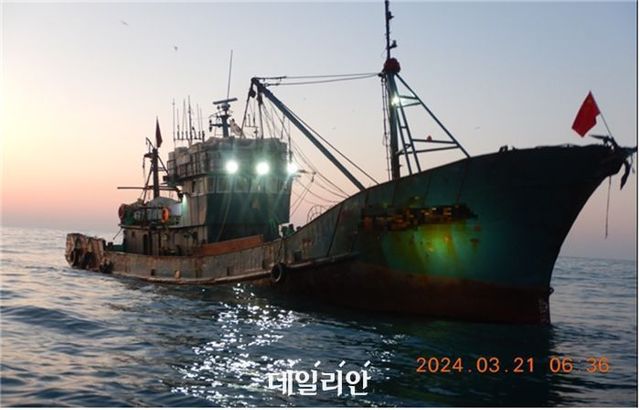 중국어선 단속 사진. ⓒ해양수산부