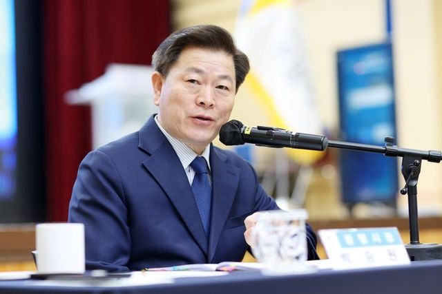 박승원 광명시장이 21일 시민과의 대화 건의사항 처리 상황 보고회에서 인사말을 하고 있다.ⓒ광명시 제공