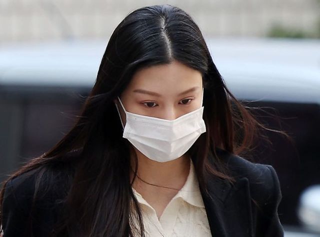 입시 비리 혐의로 기소된 조국 조국혁신당 대표의 딸 조민이 22일 오전 서울 서초구 중앙지방법원에서 열린 1심 선고공판에 출석하고 있다.ⓒ뉴시스