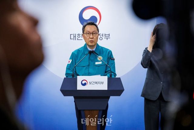 중앙재난안전대책본부 제1총괄조정관인 박민수 보건복지부 2차관이 22일 오전 서울 종로구 정부서울청사에서 중대본 회의 결과 브리핑을 하고 있다. ⓒ연합뉴스