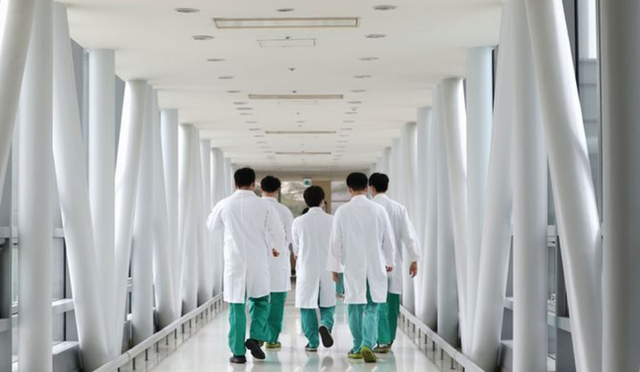 전국 의과대학 교수 비상대책위원회(전국의대교수 비대위)가 오는 25일부터 사직서를 제출하기로 했다.ⓒ연합뉴스