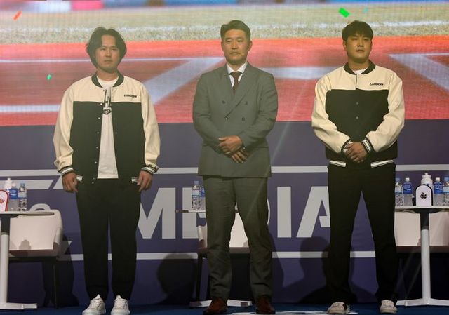 22일 오후 서울 중구 롯데호텔에서 열린 2024 KBO 미디어데이에 참가한 SSG 이숭용(가운데) 감독, 최정, 서진용이 기념 촬영을 하고 있다. ⓒ 뉴시스