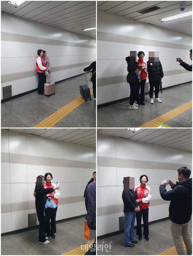 배현진 국민의힘 서울 송파을 국회의원 후보가 22일 서울 송파구 가락시장역에서 퇴근인사를 진행하던 와중주민들의 사진촬영 요구에 응하고 있다. ⓒ데일리안 김민석 기자