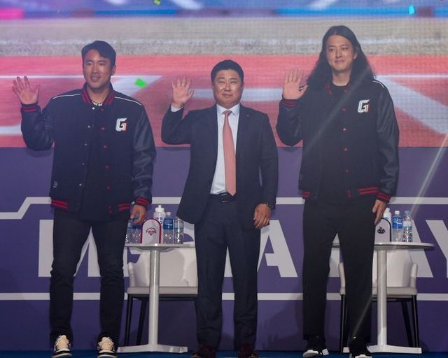 22일 오후 서울 중구 롯데호텔에서 열린 2024 KBO 미디어데이에 참가한 롯데 김태형(가운데) 감독, 전준우, 김원중이 기념 촬영을 하고 있다. ⓒ 뉴시스