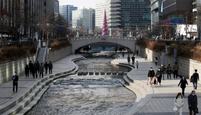 23일 토요일 전국이 대체로 흐리다가 오후 중부지방부터 맑아져 한낮에는 기온이 크게 오르겠다. 오후에는 제주도와 남해안을 중심으로 비가 내려 24일까지 이어진다.ⓒ뉴시스