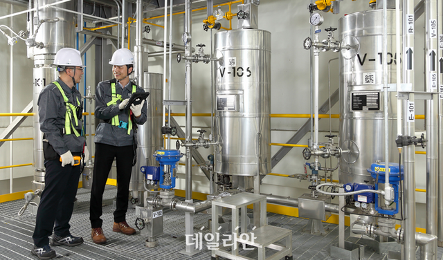 한국폴리텍대학 석유화학공정기술교육원에서 파일럿 플랜트를 활용해 화학물질 누출로 발생할 수 있는 화재, 폭발 사고 예방을 위한 안전검사를 실시하는 모습.ⓒ폴리텍대학