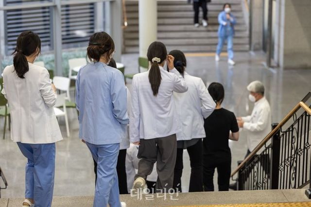 서울의 한 상급병원에서 의료진이 이동하고 있다. ⓒ연합뉴스
