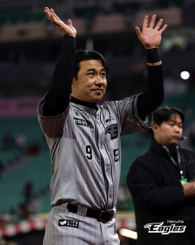 김강민이 교체 투입되자 인천 팬들의 뜨거운 환대가 이어졌다. ⓒ 한화 이글스