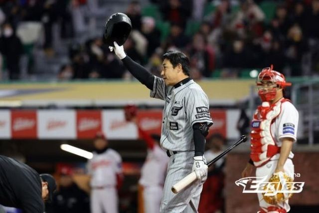 김강민이 교체 투입되자 인천 팬들의 뜨거운 환대가 이어졌다. ⓒ 한화 이글스