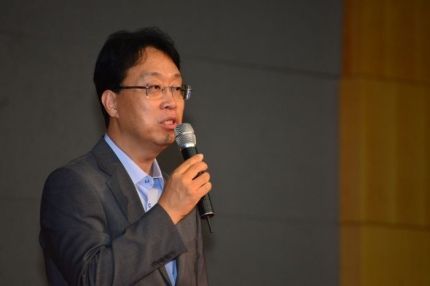 검찰이 금품수수 혐의로 전준경 전 민주연구원 부원장에 대한 구속영장을 25일 청구했다. 사진은 전 전 부원장이 지난 2017년 7월18일 지방분권개헌 국민대토론회에서 기조강연을 하는 모습.ⓒ뉴시스