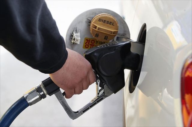 서울 시내 한 주유소에 시민이 주유를 하고 있다.ⓒ데일리안DB