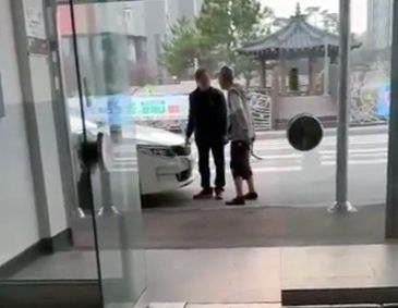 흉기 위협 용의자가 버스터미널 앞 택시 승강장에 서 있는 모습ⓒ연합뉴스