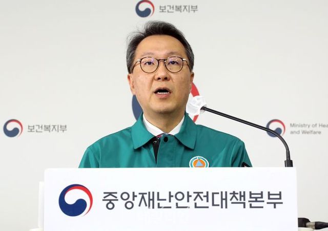 박민수 중앙재난안전대책본부 제1총괄조정관(보건복지부 제2차관)이 5일 오전 정부세종청사에서 열린 의사 집단행동 중앙재난안전대책본부 회의 결과 브리핑을 하고 있다. ⓒ연합뉴스