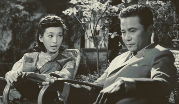 영화 ‘마의 계단’에서 촉망 받는 외과 과장 현광호를 연기한 김진규와 병원장 딸 오정자를 연기한 배우 방성자(오른쪽부터) ⓒ사진 출처=네이버 블로그 cjs2136