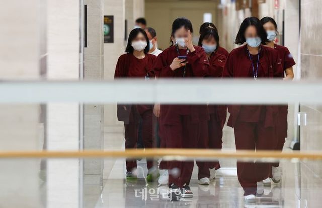 서울 시내 한 대학병원에서 간호사들이 이동하고 있다. ⓒ뉴시스