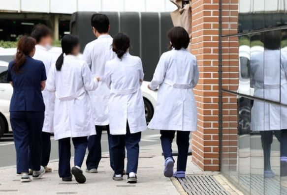 정부가 업무복귀 명령을 거부한 전공의에 대한 면허정지 사전통보를 시작한 지난 5일 서울 시내 한 대학병원에서 의료진들이 이동하고 있다.ⓒ뉴시스