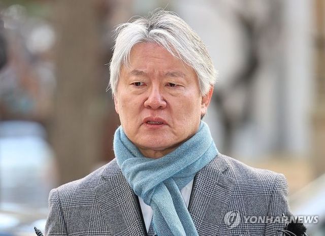 노환규 전 대한의사협회 회장이 9일 오전 전공의 집단 사직 공모 의혹과 관련해 경찰 조사를 받기 위해 서울 마포구 서울경찰청 공공범죄수사대로 출석하기 전 입장을 표명하고 있다.ⓒ연합뉴스