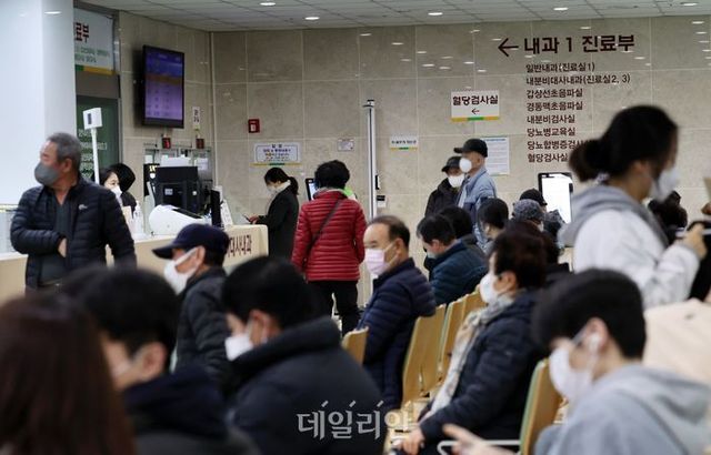 정부의 의료 정책에 반발한 전공의 이탈 의료 공백이 이어지고 있는 5일 광주 동구 전남대학교병원에서 진료받으려는 시민들이 대기하고 있다. ⓒ연합뉴스