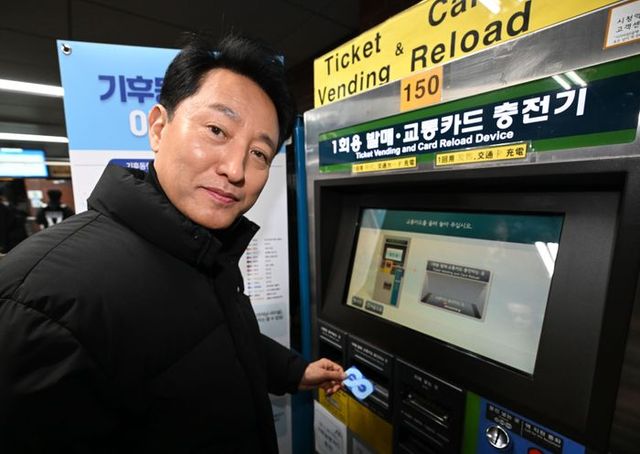 오세훈 서울시장이 지난해 1월 29일 서울 중구 시청역을 방문해 구입한 기후동행카드 충전하고 있다.ⓒ뉴시스
