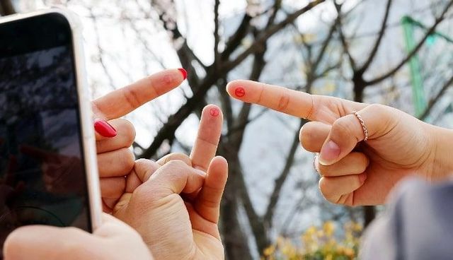 제22대 국회의원 선거 사전투표 둘째 날인 지난 6일 광주 서구 치평초등학교에 마련된 사전투표소에서 유권자들이 투표를 마친 뒤 기념사진을 찍고 있다. ⓒ연합뉴스