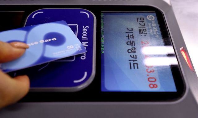 서울 중구 서울역에서 시민이 기후동행카드를 이용하고 있다.ⓒ뉴시스