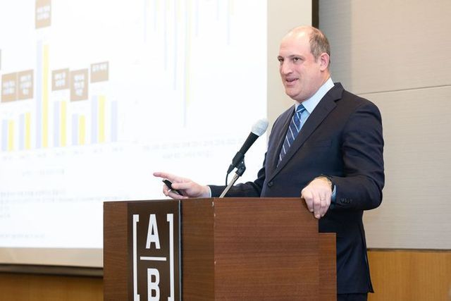 거숀 디슨펠드 얼라이언스번스틴(AB)자산운용 인컴전략부문 이사가 12일 서울 여의도 전경련회관에서 열린 ‘2024년 글로벌 하이일드 채권 전망’ 기자간담회에서 발언하고 있다. ⓒAB자산운용