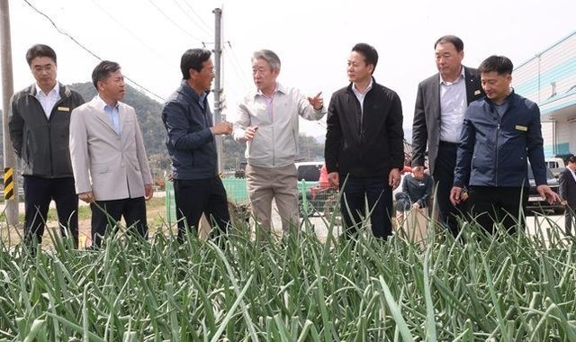생육상황 점검을 위해 경남 함양군 양파 농가를 방문한 강호동 농협중앙회장이(가운데)이 관계자들과 이야기를 나누고 있다. ⓒ 농협중앙회
