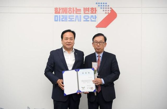 이권재(왼쪽) 오산시장이 고병훈 감사담당관에게 임용장을 수여한 뒤 함께 하고 있다.ⓒ오산시 제공