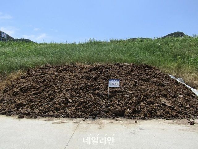 낙동강 인근 공유부지에 쌓여있는 퇴비 모습. ⓒ환경부