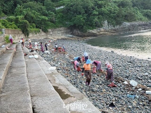 국립공원공단과 마을 주민들이 한려해상 일대 해양 쓰레기를 수거하고 있다. ⓒ국립공원공단