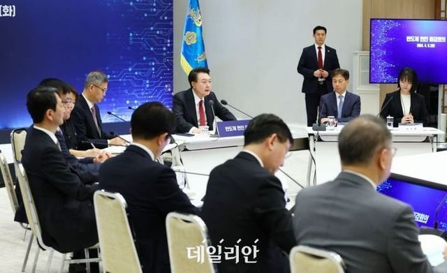 윤석열 대통령이 지난 9일 서울 용산 대통령실 청사에서 열린 반도체 현안 점검회의에 참석해 발언하고 있다. ⓒ연합뉴스