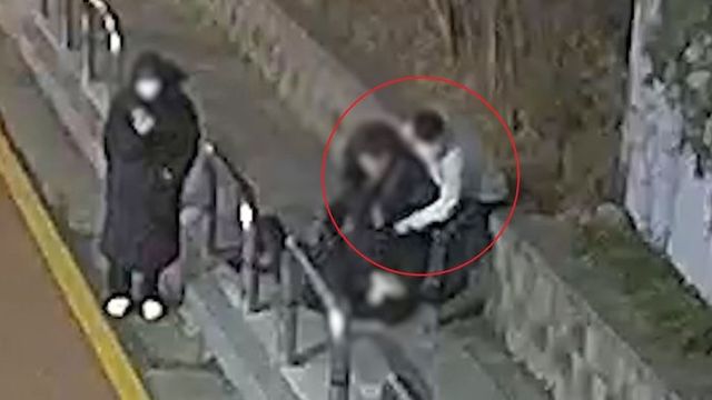 취객 제지하는 A씨ⓒ경기 안양동안경찰서 제공