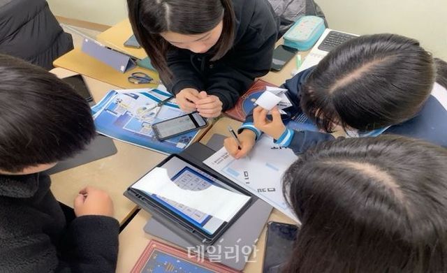 국립생태원 생태교육에 참여한 학생들이 진로체험을 하고 있다. ⓒ국립생태원