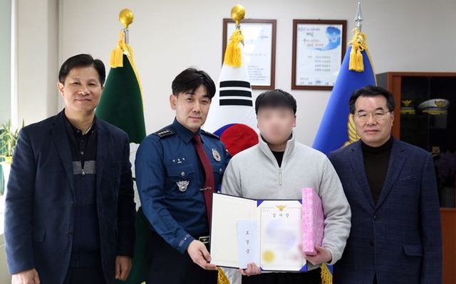 경찰서장 감사장 받는 A씨ⓒ경기안양동안경찰서 제공