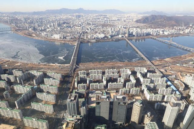 서울시가 강남구 압구정동을 비롯해 영등포구 여의도동, 양천구 목동, 성동구 성수동 등 4곳을 토지거래허가구역으로 재지정했다. ⓒ데일리안DB