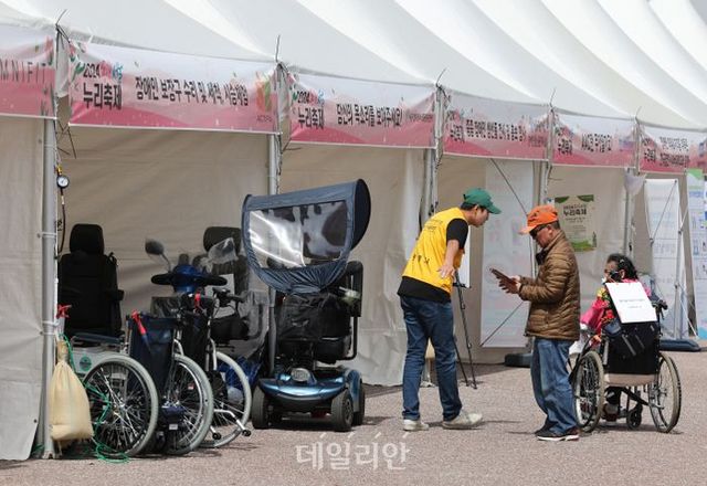 2024 동행서울 누리축제에서 관람객들이 장애인 보장구를 살펴보고 있다. ⓒ뉴시스