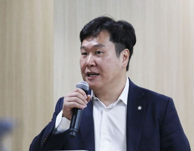 이화영 전 경기도 평화부지사 측 변호인 김광민 변호사가 작년 10월 23일 오전 경기 수원시 영통구 경기도의회 브리핑룸에서 재판부 기피신청 관련 기자회견을 하고 있다. ⓒ뉴스1