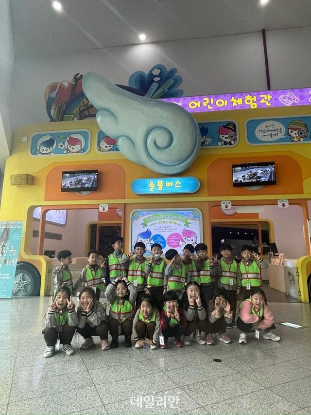 근로복지공단과 한국잡월드의 어린이 진로직업체험 지원을 통해 어린이 체험관을 이용한 아동들이 기념촬영을 하는 모습.ⓒ근로복지공단