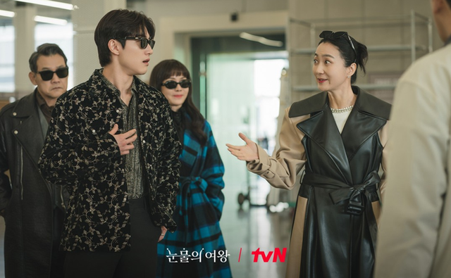 왼쪽부터 당하는 데 선수들인 어수룩한 재벌가 자제들 홍범준·수철·범자, 그들 머리 꼭대기에 선 그레이스 고 ⓒ