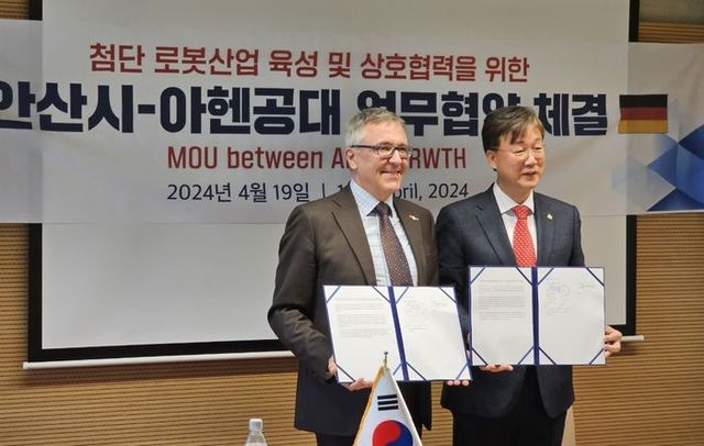 이민근(오른쪽) 안산시장이 19일 아헨공과대 울리히 뤼디거 총장과 미래산업 육성 및 상호 협력을 위한 업무협약을 체결한 뒤 함께 하고 있다.ⓒ안산시 제공