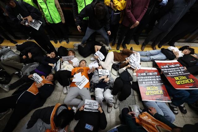 장애인의 날인 20일 오전 서울 한성대입구역에서 전국장애인차별철폐연대(전장연)를 비롯한 참가자들이 장애인 권리 보장을 호소하며 다이인 퍼포먼스를 하고 있다. ⓒ연합뉴스