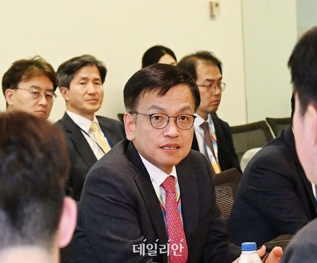 G20(주요 20개국) 재무장관회의 및 IMF·WB 춘계회의 참석차 미국 워싱턴을 방문한 최상목 경제부총리 겸 기획재정부 장관이 18일(현지 시간) 한국 기자단과 간담회를 하고 있다. ⓒG20 재무장관 회의 공동취재단