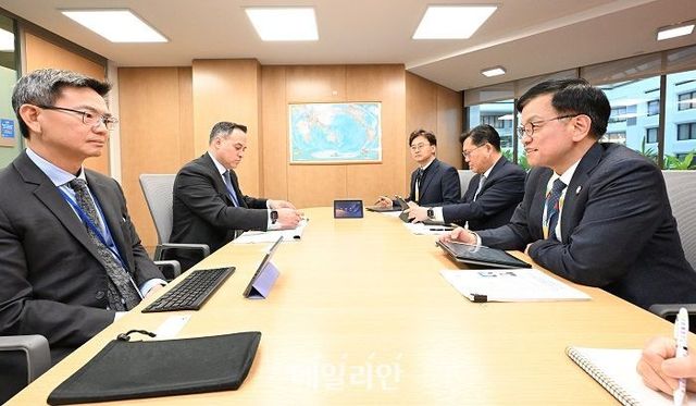 G20재무장관회의 및 IMF·WB 춘계회의 참석차 미국 워싱턴D.C를 방문중인 최상목 경제부총리 겸 기획재정부 장관이 19일(현지시간) 국제통화기금(IMF)에서 국제신용평가사 S&P와 면담을 하고 있다. ⓒ기획재정부