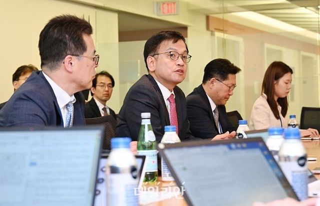 G20(주요 20개국) 재무장관회의 및 IMF·WB 춘계회의 참석차 미국 워싱턴을 방문한 최상목 경제부총리 겸 기획재정부 장관이 18일(현지 시간) 한국 기자단과 간담회를 하고 있다. ⓒG20 재무장관 회의 공동취재단