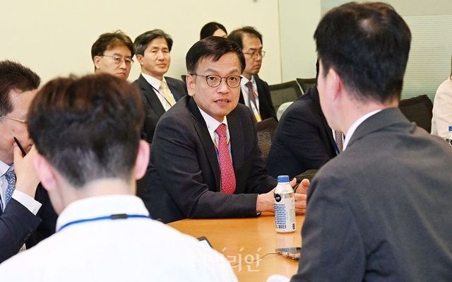 G20(주요 20개국) 재무장관회의 및 IMF·WB 춘계회의 참석차 미국 워싱턴을 방문한 최상목 경제부총리 겸 기획재정부 장관이 18일(현지 시간) 한국 기자단과 간담회를 하고 있다. ⓒG20 재무장관 회의 공동취재단