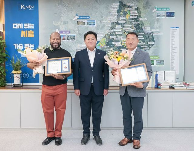 임병택(가운데) 시흥시장이 반려동물 명예 홍보대사로 위촉된 가수 그렉(왼쪽), 이웅종 연암대 교수와 함께 하고 있다.ⓒ시흥시 제공