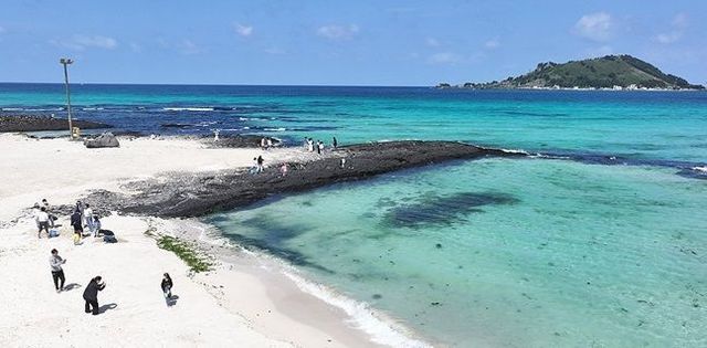 화창한 날씨를 보인 지난 24일 오전 제주시 한림읍 협재해수욕장을 찾은 관광객이 바다 정취를 즐기고 있다. ⓒ 연합뉴스