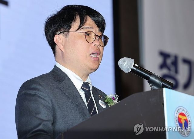대한의사협회 임현택 차기 회장 당선인이 28일 오전 서울 서초구 더케이호텔에서 열린 대한의사협회 제76차 정기대의원 총회에 참석해 당선인 인사를 하고 있다.ⓒ연합뉴스
