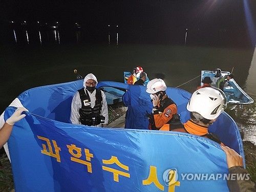 28일 오후 6시 47분께 전북 임실군 옥정호 운암대교에서 한 남성의 시신이 발견돼 경찰과 소방 당국이 시신을 인양하고 있다. 경찰은 이 시신이 지난 15일 실종된 전북지역 한 중견 건설사 대표일 가능성에 무게를 두고 신원 확인 중이다.ⓒ전북소방본부 제공