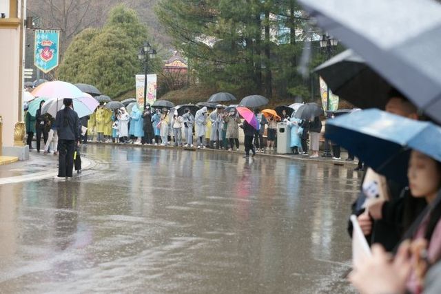 푸바오의 한국에서의 마지막 날을 기념하기 위해 궂은 날씨 속에도 모여든 관람객들ⓒ데일리안 김인희 기자